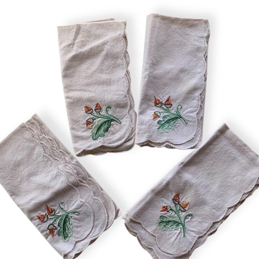 Set of 4 Vingtage Fabric Napkins Embroidered Floral Print Scalloped Edge